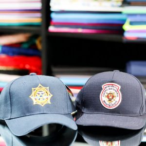 Bordada Azul Marino con Insignia | Uniformes y Equipos